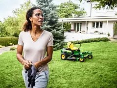 John Deere Z315E ZTrak 42-in. Zero-Turn Mower - Image 4